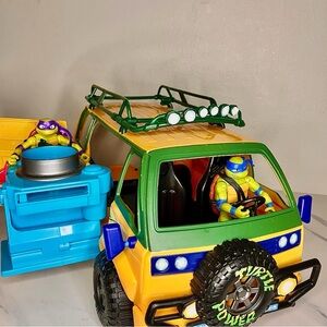 T.M.N.T Mutant Mayhem Van Playset